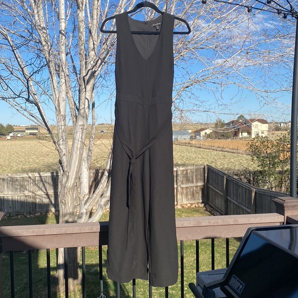 Banana Republic size 6 crepe V Neck wide leg cropper jumpsuit.  Black - Picture 9 of 10